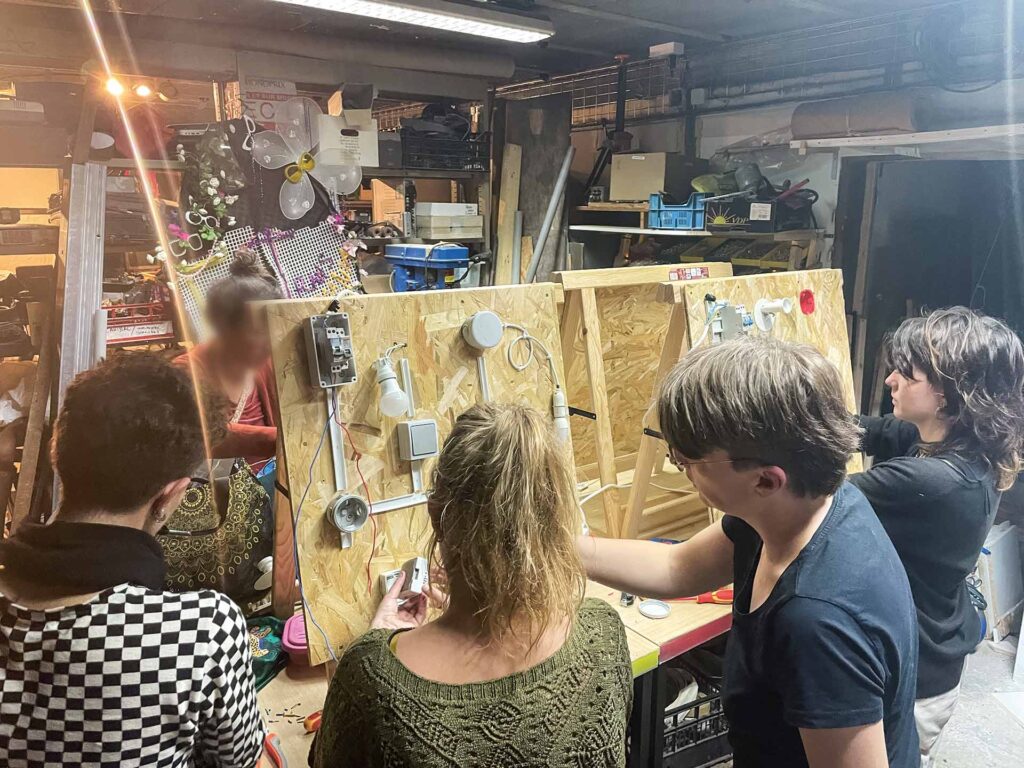 Atelier d'initiation à l'installation électrique domestique, au sein du BIB hackerspace, le 16 octobre 2024 à Montpellier, lors du festival La Tenaille. Cet espace met à disposition de nombreux outils pour se réapproprier les savoirs technologiques. Crédit&nbsp;: CHRISTELLE GILABERT