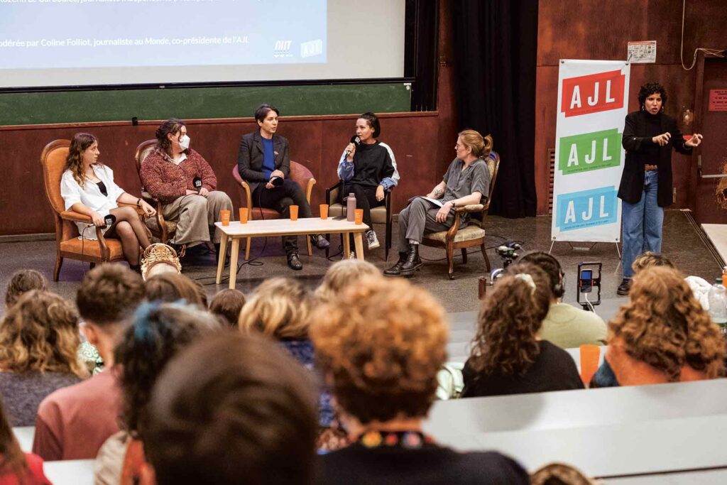 Conférence « Les rédactions face à l’offensive transphobe » organisée par l’AJL le 19 octobre 2024 avec, de gauche à droite, Maud Royer, Margot Mahoudeau, Élie Hervé et Rozenn Le Carboulec, modérée par Coline Folliot. Jeanne Fourneau-Verdonck