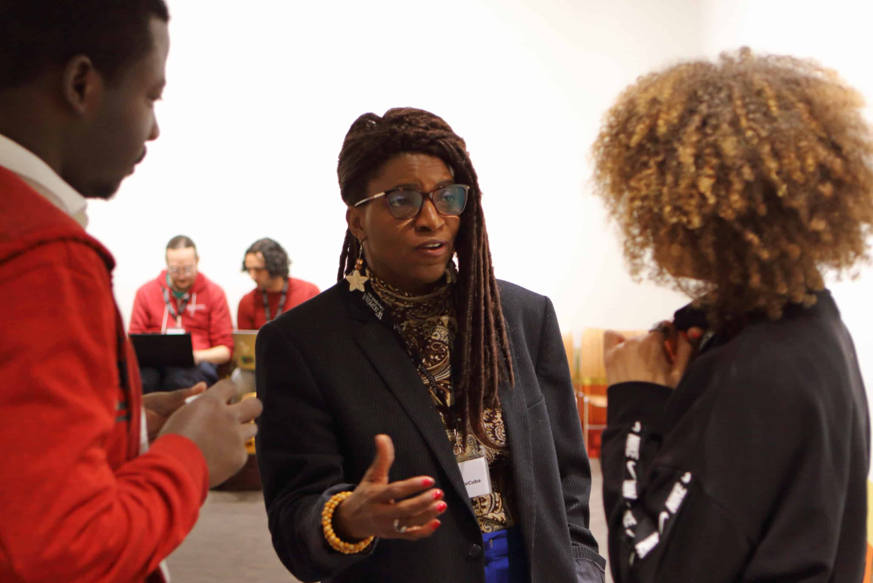 Ivonne Gonzalez à la WikiConvention à Paris, en novembre 2022. Crédit photo : Rémi Jouan, CC-BY-SA, GNU Free Documentation License, Wikimedia Commons