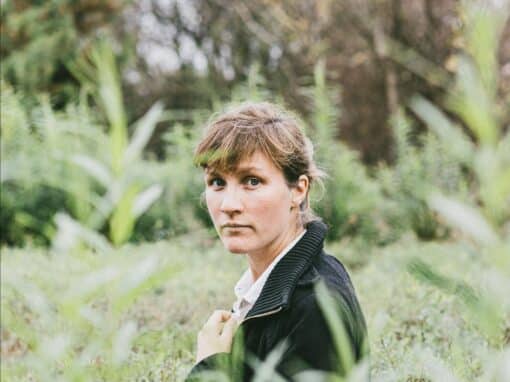 Lucile Leclair a choisi de vivre à la campagne, dans le nord de la France, pour rester au contact du monde rural. Crédit photo : Stéphane Dubromel / Hans Lucas
